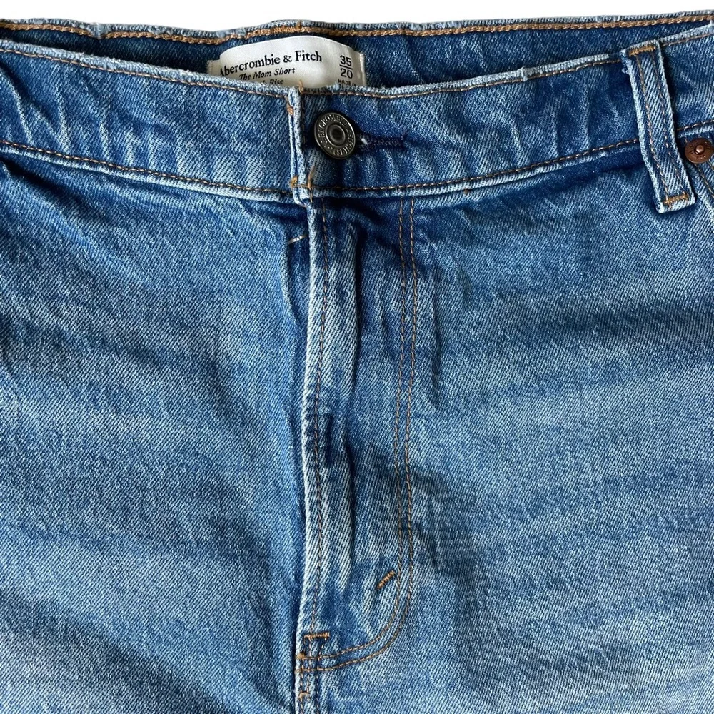 Abercrombie & Fitch Women’s The Mom Short High Rise Denim Size 35/20
